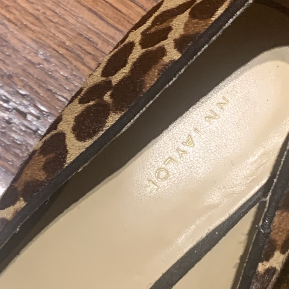 Ann Taylor Preloved Leopard Print Heels with Black Accents - Picture 4 of 8